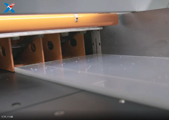Tấm Acrylic Cắt Theo Yêu Cầu Dày 2mm Với Cưa Cắt Điện Tử